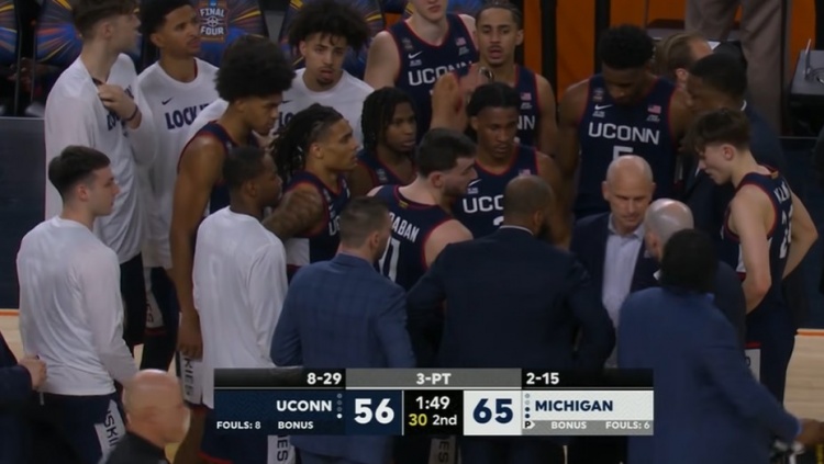 开云入口-没悬念了！索罗·鲍尔快攻不进&amp;麦肯尼三分命中 密歇根领先9分